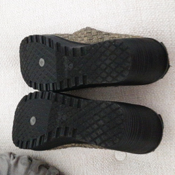 Bronze gold Wedgies New Never worn outside Stretchy upper NWOT - Picture 7 of 7